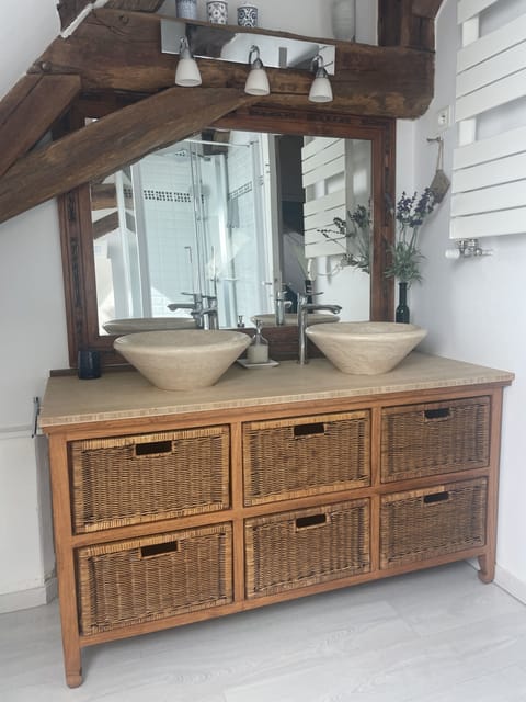 Standard Double Room, Ensuite, Garden View (Chambre Louise) | Bathroom