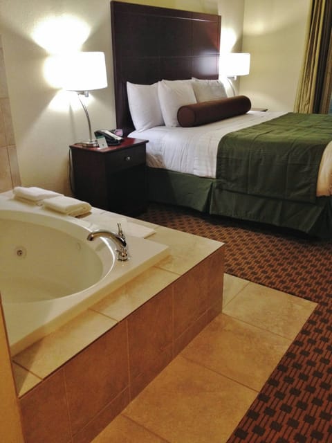 Premium bedding, in-room safe, desk, laptop workspace