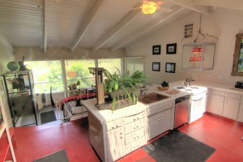 Panorama Room | Private kitchen | Coffee/tea maker, paper towels