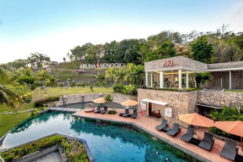 2 outdoor pools, sun loungers