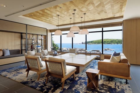 Lobby lounge