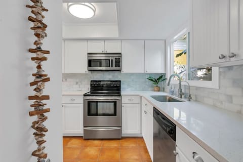 Full size kitchen, including all you need to prepare your meals.