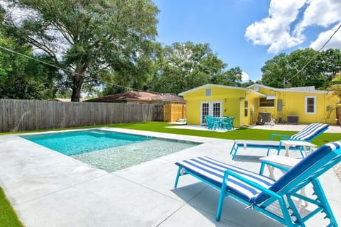 Heated Pool built in 2020, large sunshelf
