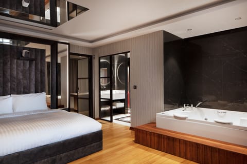 Presidential Suite, 1 King Bed with Sofa bed, Sea View | Jetted tub