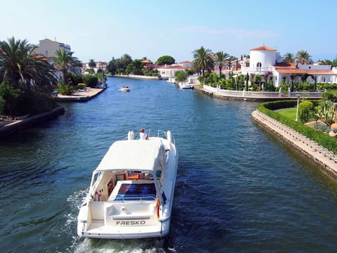 Water, Sky, Boat, Water Resources, Plant, Watercraft, Building, Naval Architecture, Tree, Lake