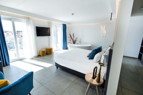 Premium Room | Minibar, in-room safe, laptop workspace, blackout drapes