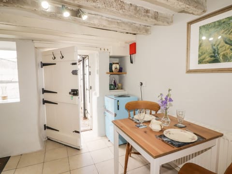 Cottage | Private kitchen | Fridge, electric kettle, toaster, cookware/dishes/utensils