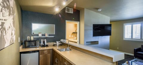 Executive Suite, 1 Bedroom (King) | Minibar