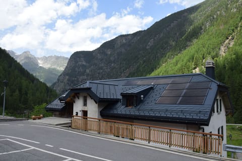 Parking and upper entrance.