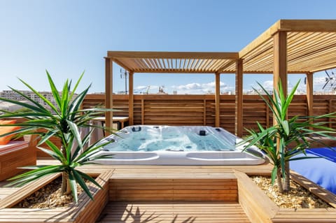 Outdoor spa tub