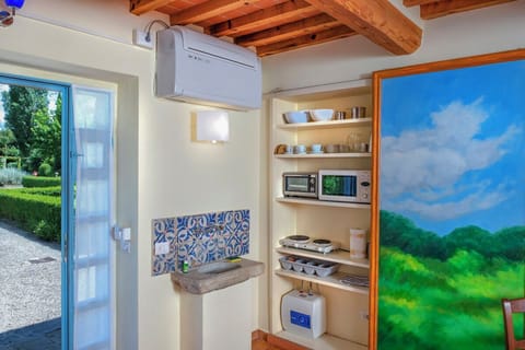 Deluxe Apartment, 1 Bedroom, Kitchenette | Private kitchenette | Fridge, microwave, oven, coffee/tea maker