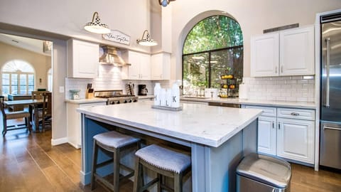 Studio (4 Bedrooms) | Private kitchen | Fridge, microwave, oven, blender
