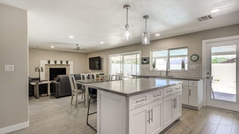 Studio (4 Bedrooms) | Private kitchen | Fridge, microwave, oven, stovetop