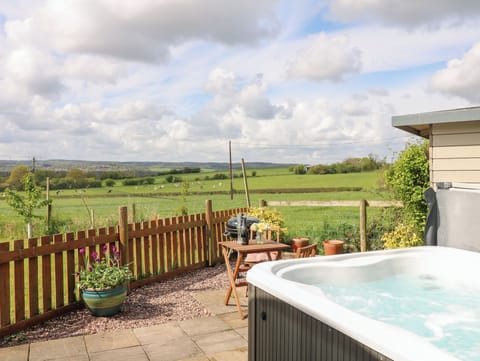 Cottage | Outdoor spa tub