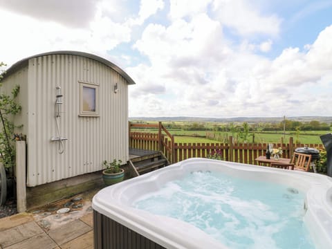 Cottage | Outdoor spa tub