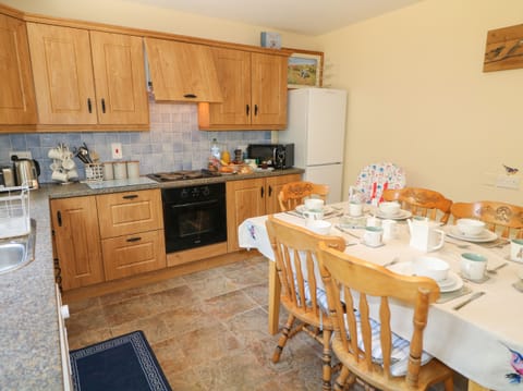 Cottage | Private kitchen | Fridge, dishwasher, electric kettle, toaster