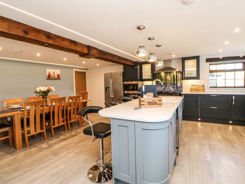 Cottage | Private kitchen | Fridge, dishwasher, electric kettle, toaster