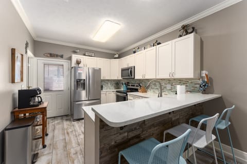 Breakfast bar w/seating for 3