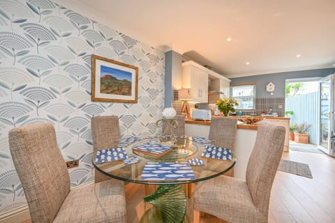 Lisburne Place Town House in Torquay - Dining Area