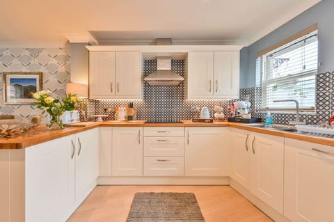 Lisburne Place Modern Designer Kitchen
