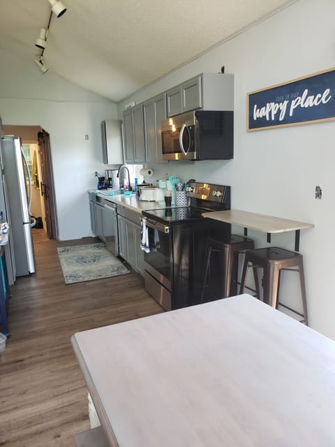 kitchen/ eating area