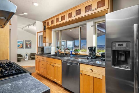 Cook delicious meals for breakfast, lunch, and dinner in this fully equipped kitchen. We suggest grabbing some ingredients from a local farm.