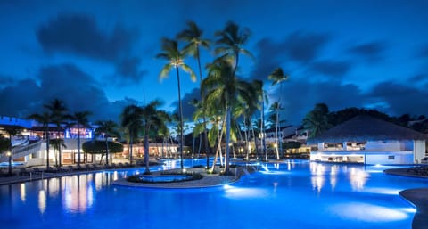 3 outdoor pools, sun loungers