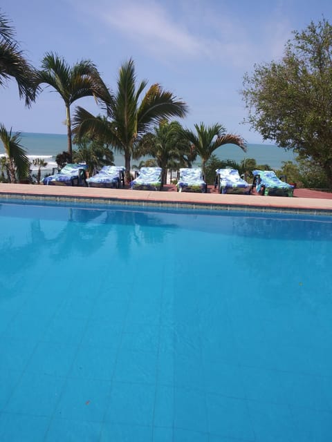 Big and clean pool, you can enjoy sunsets from this beautiful area!