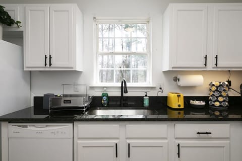 Simple, clean and neat, you will have everything you need inside our kitchen.