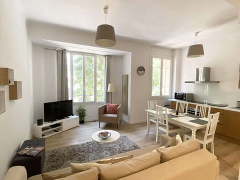 Spacious living room