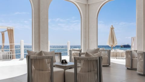 12 restaurants; breakfast, lunch, dinner, and brunch served