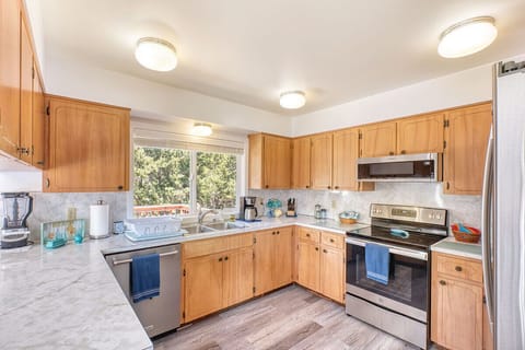 Fully stocked kitchen for all your cooking needs