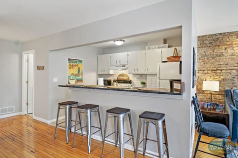 Breakfast bar to kitchen off dining room
