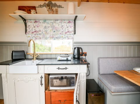 Cottage | Private kitchen | Fridge, electric kettle, toaster, cookware/dishes/utensils