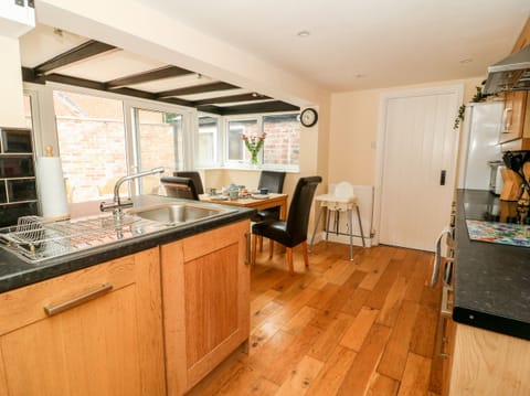 Cottage | Private kitchen | Fridge, dishwasher, electric kettle, toaster