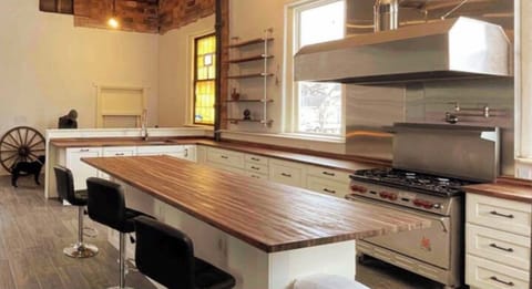 Lots of counter space so you can prepare any meal. 