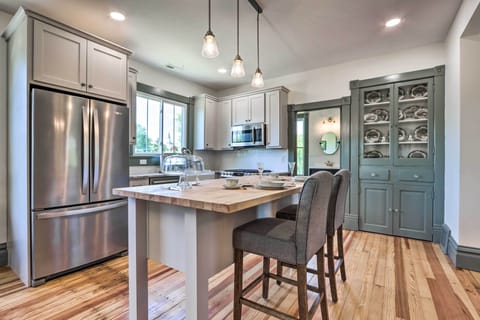 Defiance Vacation Rental | 2BR | 2BA | 2nd-Floor Unit | 1,100 Sq Ft