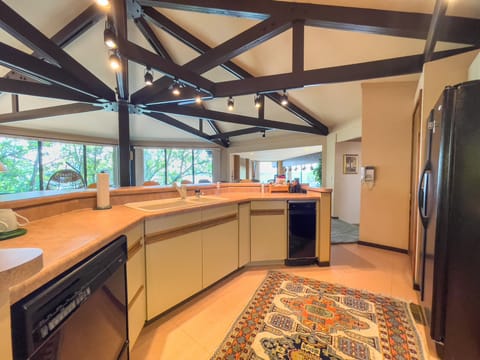 Kitchen with breakfast bar