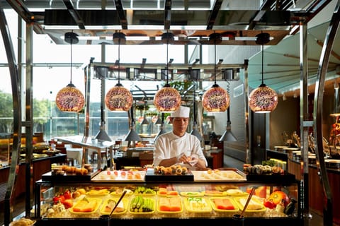 5 restaurants; breakfast, lunch, and dinner served