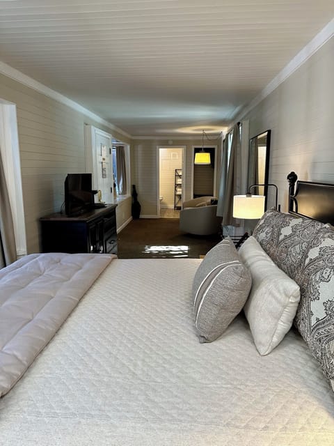 Suite, 1 King Bed (Railcar) | Premium bedding, pillowtop beds, individually decorated, blackout drapes