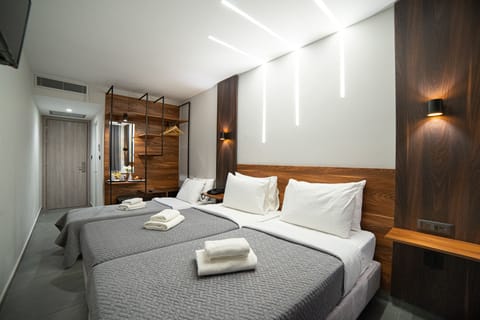 Deluxe Triple Room | Blackout drapes, iron/ironing board, free WiFi