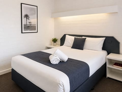Queen Room | Desk, iron/ironing board, WiFi (free), bed sheets
