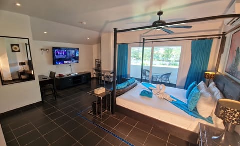 Executive Double Room, 1 King Bed | In-room safe, laptop workspace, soundproofing, iron/ironing board