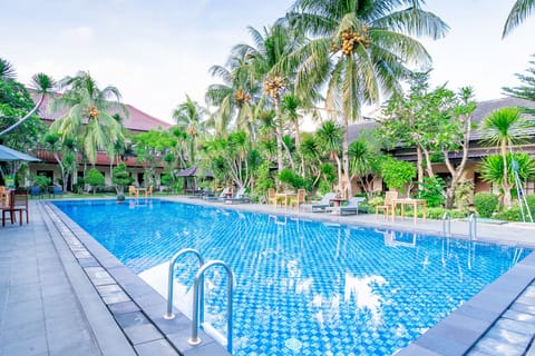 2 outdoor pools