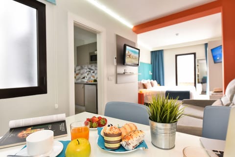 Studio Suite | In-room safe, blackout drapes, soundproofing, iron/ironing board