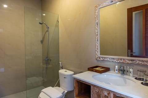 Panoramic Room | Bathroom | Hair dryer, towels