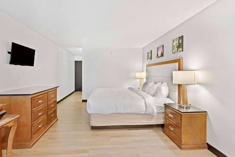 Desk, iron/ironing board, free cribs/infant beds, free WiFi