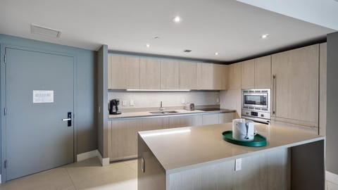 Ocean front 2 bed 15th floor Hollywood Miami (4758)