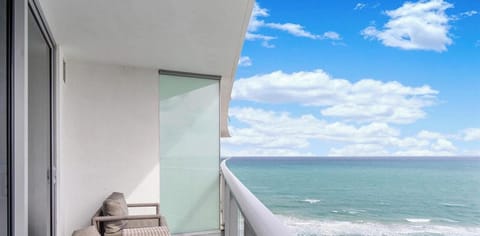 Ocean front 2 bed 15th floor Hollywood Miami (9904)