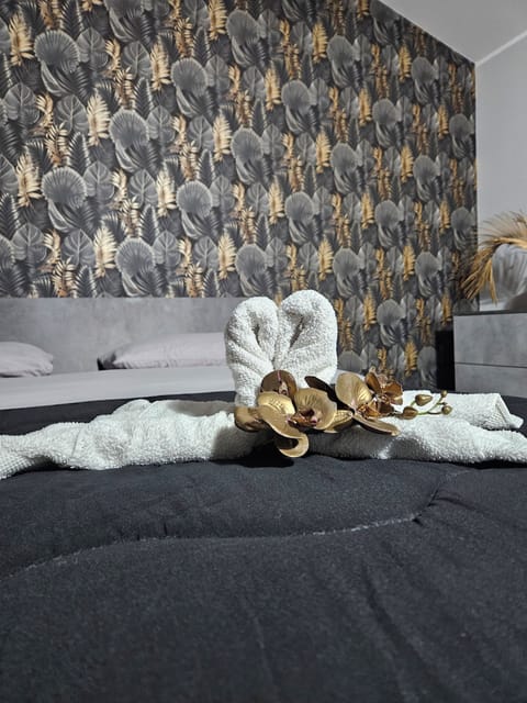 Deluxe Double or Twin Room, 1 Bedroom, Ensuite, Mountain View | Desk, WiFi (free), individually furnished, bed sheets